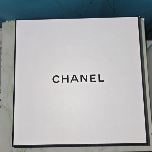 Chanel White Gift Box - Picture 1 of 14